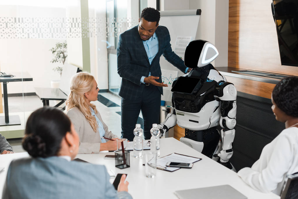 Une startup accusée d’inventer de faux clients alors que son robot de vente IA échoue lamentablement