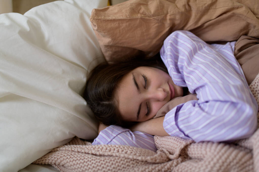 Chute libre : la pire position pour dormir, révélatrice de votre personnalité