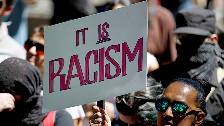 Les racistes utilisent l'IA pour diffuser des contenus anti-immigrés malveillants