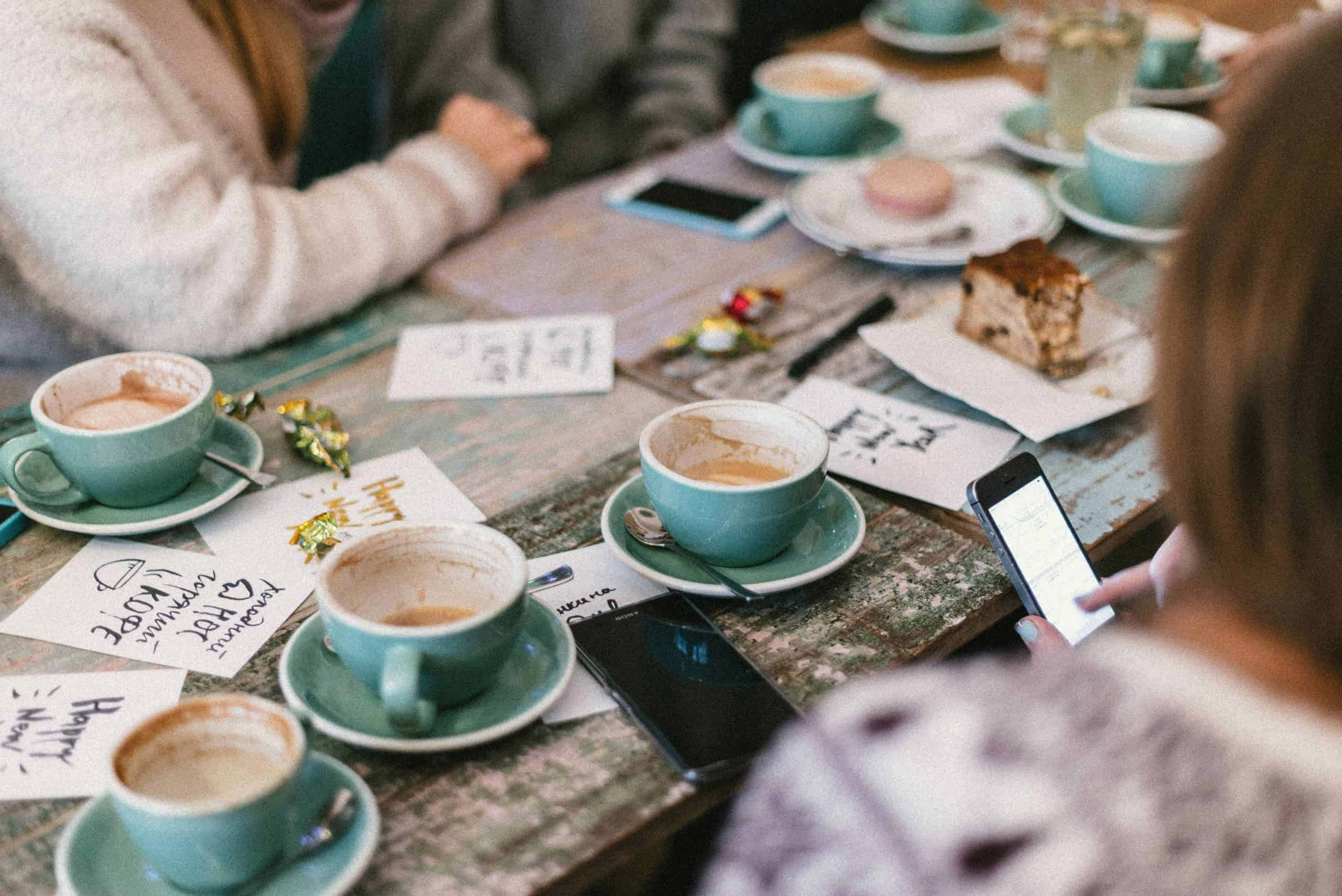 Comment Éliminer les Taches de Café Incrustées dans Vos Mugs