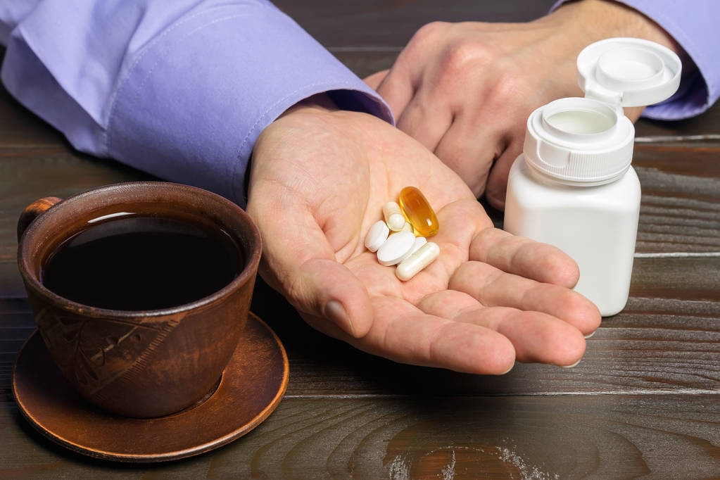  Un café matinal à risque – Les 5 catégories de médicaments à ne jamais mélanger